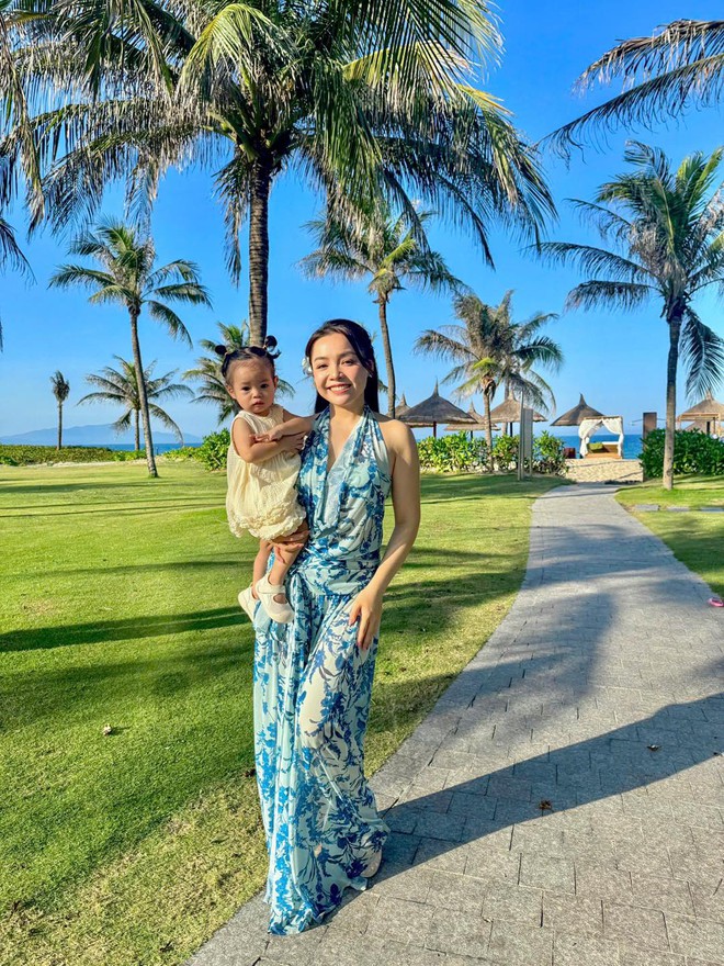 Hot mom Trinh Phạm đưa hai con nhỏ đi du lịch vẫn chill rạng rỡ, nhan sắc mẹ bỉm gây chú ý- Ảnh 2. Hot mom Trinh Phạm đưa hai con nhỏ đi du lịch vẫn chill rạng rỡ, nhan sắc mẹ bỉm gây chú ý- Ảnh 2.