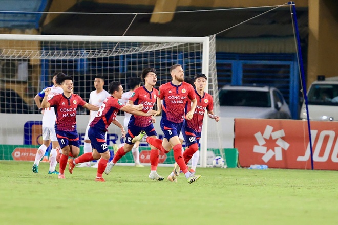 Chu Thanh Huyền hú hét trên sân Hàng Đẫy khẳng định "Quang Hải đẳng cấp", nhan sắc cam thường gây chú ý- Ảnh 3.