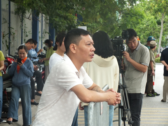 Trời nóng, cha mẹ vẫn ở lại, vì: Gặp cha mẹ đầu tiên sau khi thi xong là ký ức đẹp theo con suốt đời!- Ảnh 6. Trời nóng, cha mẹ vẫn ở lại, vì: Gặp cha mẹ đầu tiên sau khi thi xong là ký ức đẹp theo con suốt đời!- Ảnh 6.