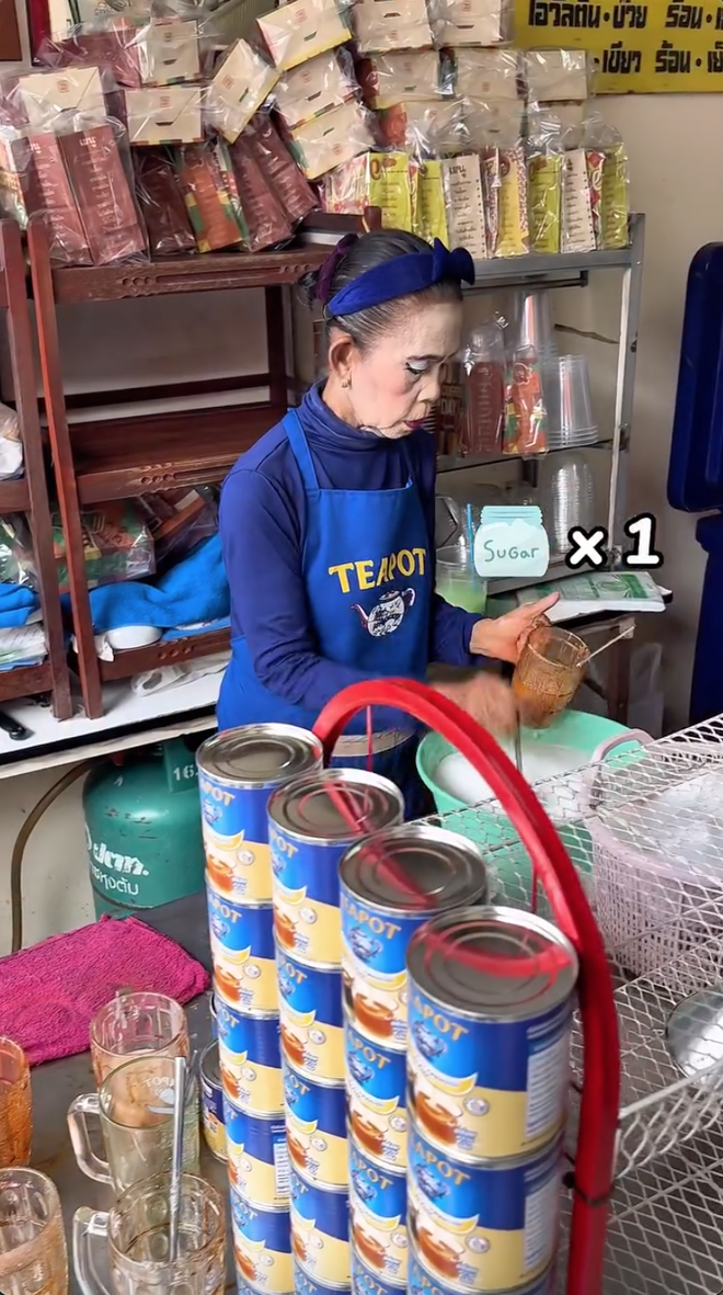 Chân dung bà chủ quán cà phê Thái có lớp make-up triệu người "không dám nhận đối thủ", pha cà phê nhìn muốn "tiểu đường"- Ảnh 3. Chân dung bà chủ quán cà phê Thái có lớp make-up triệu người "không dám nhận đối thủ", pha cà phê nhìn muốn "tiểu đường"- Ảnh 3.