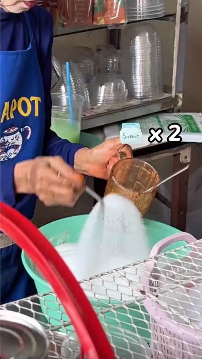 Chân dung bà chủ quán cà phê Thái có lớp make-up triệu người "không dám nhận đối thủ", pha cà phê nhìn muốn "tiểu đường"- Ảnh 4. Chân dung bà chủ quán cà phê Thái có lớp make-up triệu người "không dám nhận đối thủ", pha cà phê nhìn muốn "tiểu đường"- Ảnh 4.