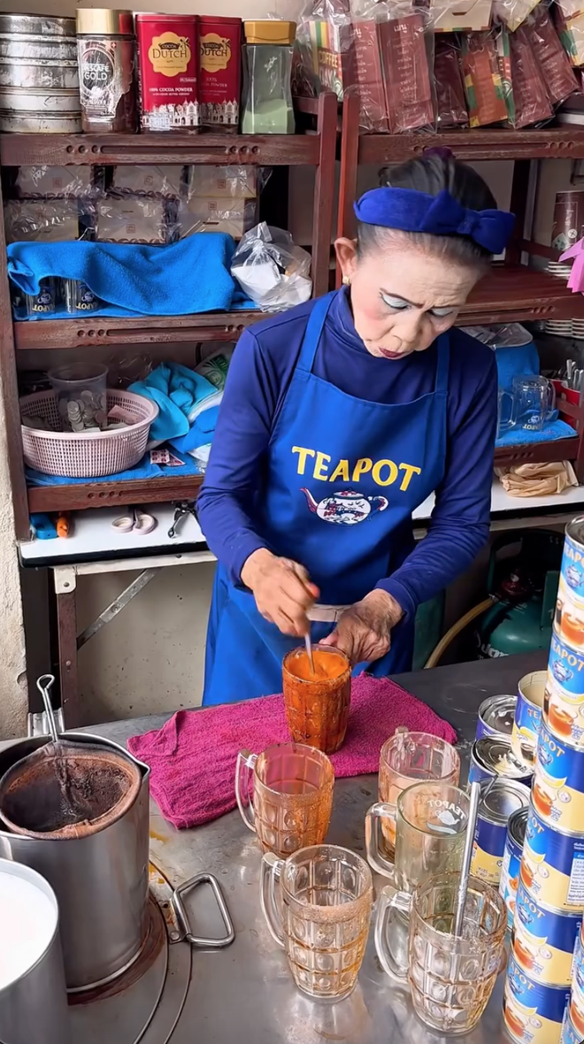 Chân dung bà chủ quán cà phê Thái có lớp make-up triệu người "không dám nhận đối thủ", pha cà phê nhìn muốn "tiểu đường"- Ảnh 1. Chân dung bà chủ quán cà phê Thái có lớp make-up triệu người "không dám nhận đối thủ", pha cà phê nhìn muốn "tiểu đường"- Ảnh 1.