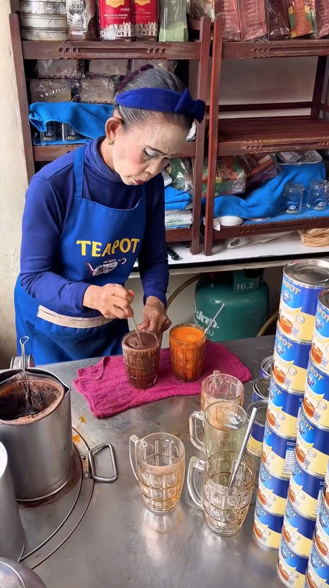 Chân dung bà chủ quán cà phê Thái có lớp make-up triệu người "không dám nhận đối thủ", pha cà phê nhìn muốn "tiểu đường"- Ảnh 2. Chân dung bà chủ quán cà phê Thái có lớp make-up triệu người "không dám nhận đối thủ", pha cà phê nhìn muốn "tiểu đường"- Ảnh 2.