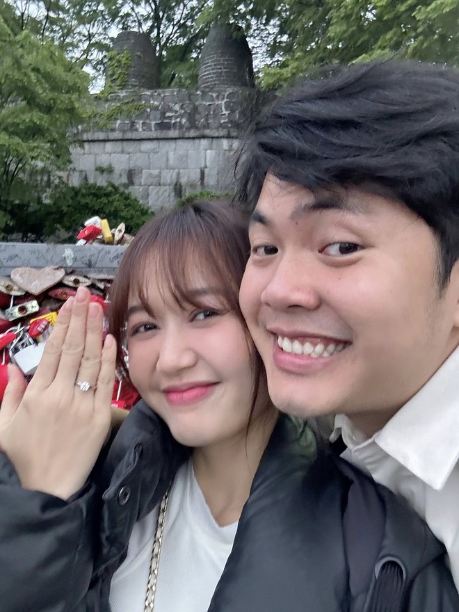 Cặp nhạc sĩ - diễn viên Vbiz lộ diện sau màn cầu hôn gây bão, tướng phu thê thấy rõ!- Ảnh 1.