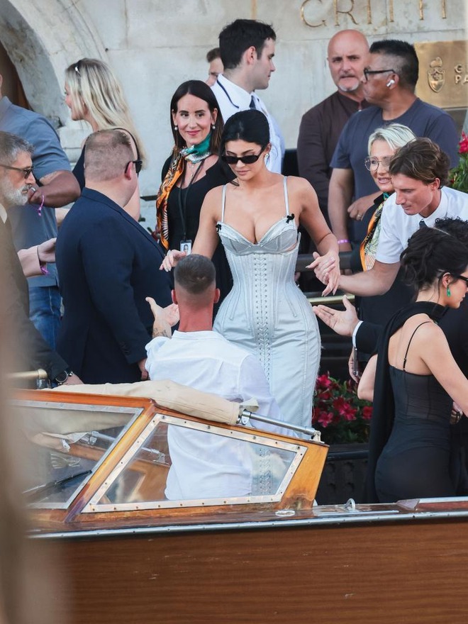 Đám cưới tỷ phú Jeff Bezos: Kim Kardashian - Kylie Jenner sexy "ná thở", Leonardo DiCaprio cúi gằm mặt khác thường- Ảnh 10.