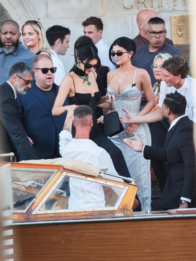Đám cưới tỷ phú Jeff Bezos: Kim Kardashian - Kylie Jenner sexy "ná thở", Leonardo DiCaprio cúi gằm mặt khác thường- Ảnh 14.