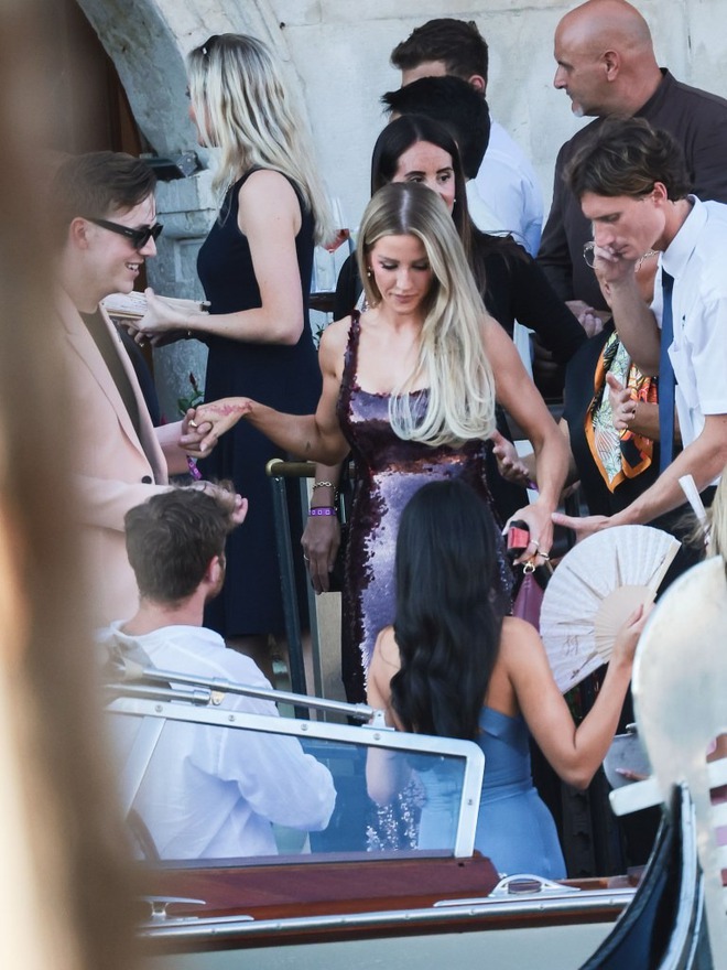Đám cưới tỷ phú Jeff Bezos: Kim Kardashian - Kylie Jenner sexy "ná thở", Leonardo DiCaprio cúi gằm mặt khác thường- Ảnh 21.