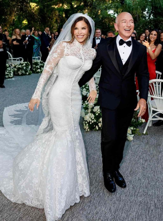 Đám cưới tỷ phú Jeff Bezos: Kim Kardashian - Kylie Jenner sexy "ná thở", Leonardo DiCaprio cúi gằm mặt khác thường- Ảnh 1.