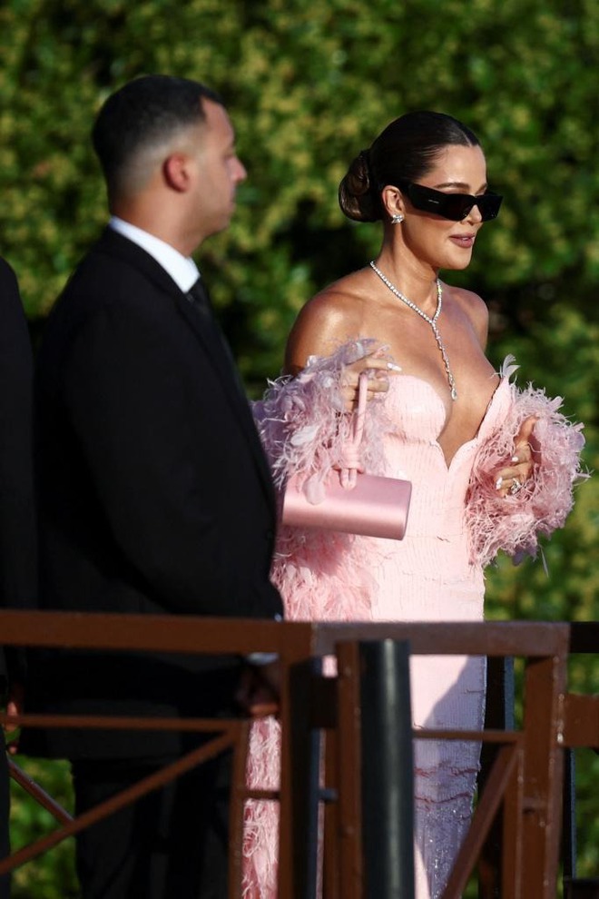 Đám cưới tỷ phú Jeff Bezos: Kim Kardashian - Kylie Jenner sexy "ná thở", Leonardo DiCaprio cúi gằm mặt khác thường- Ảnh 7.