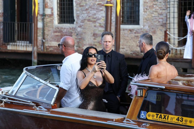 Đám cưới tỷ phú Jeff Bezos: Kim Kardashian - Kylie Jenner sexy "ná thở", Leonardo DiCaprio cúi gằm mặt khác thường- Ảnh 6.