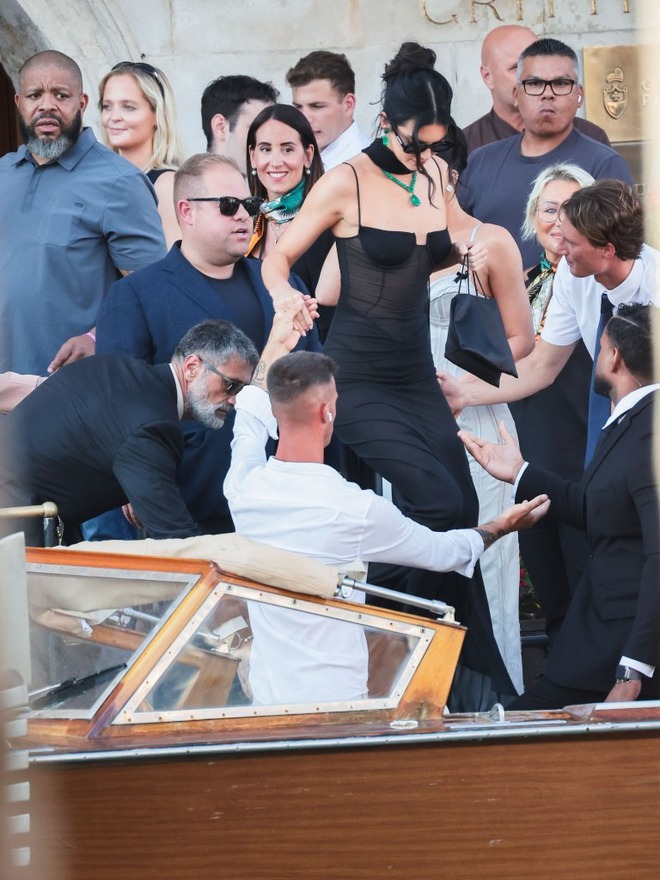 Đám cưới tỷ phú Jeff Bezos: Kim Kardashian - Kylie Jenner sexy "ná thở", Leonardo DiCaprio cúi gằm mặt khác thường- Ảnh 13.