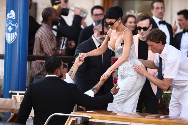 Đám cưới tỷ phú Jeff Bezos: Kim Kardashian - Kylie Jenner sexy "ná thở", Leonardo DiCaprio cúi gằm mặt khác thường- Ảnh 11.