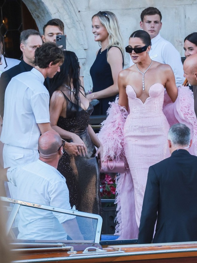 Đám cưới tỷ phú Jeff Bezos: Kim Kardashian - Kylie Jenner sexy "ná thở", Leonardo DiCaprio cúi gằm mặt khác thường- Ảnh 8.