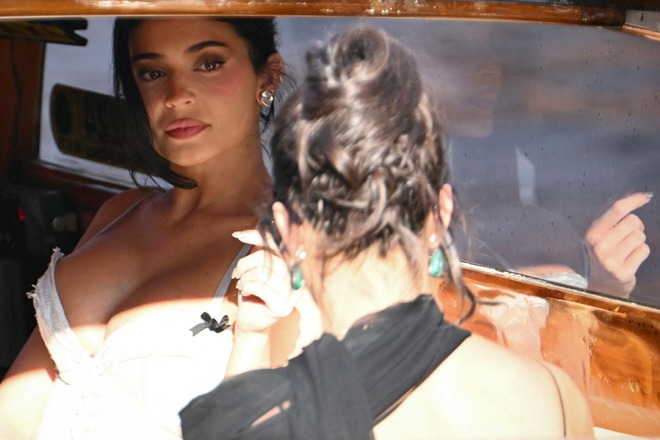 Đám cưới tỷ phú Jeff Bezos: Kim Kardashian - Kylie Jenner sexy "ná thở", Leonardo DiCaprio cúi gằm mặt khác thường- Ảnh 12.