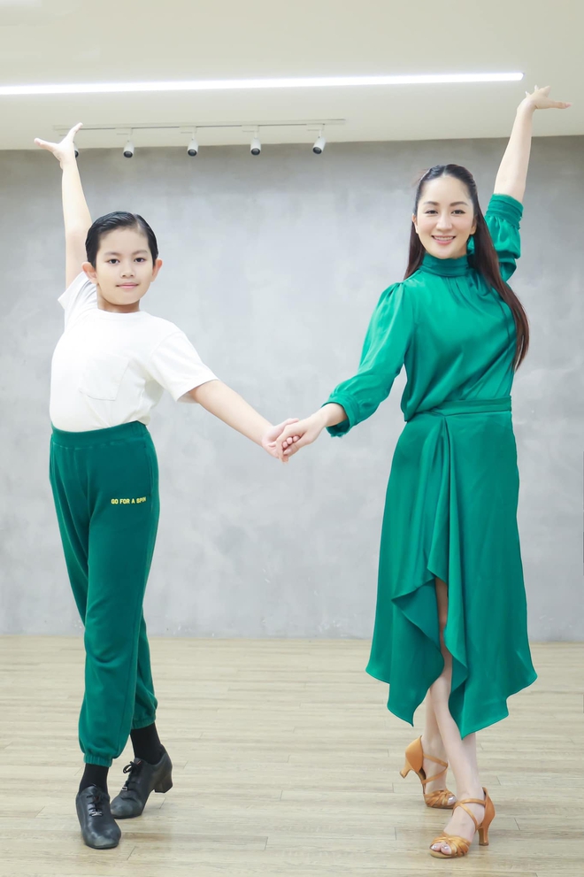 Con trai Khánh Thi-Phan Hiển: 10 tuổi cao gần bằng bố, là "thần đồng dancesport" vô địch thế giới nhưng... lười nhảy mất rồi!- Ảnh 7.