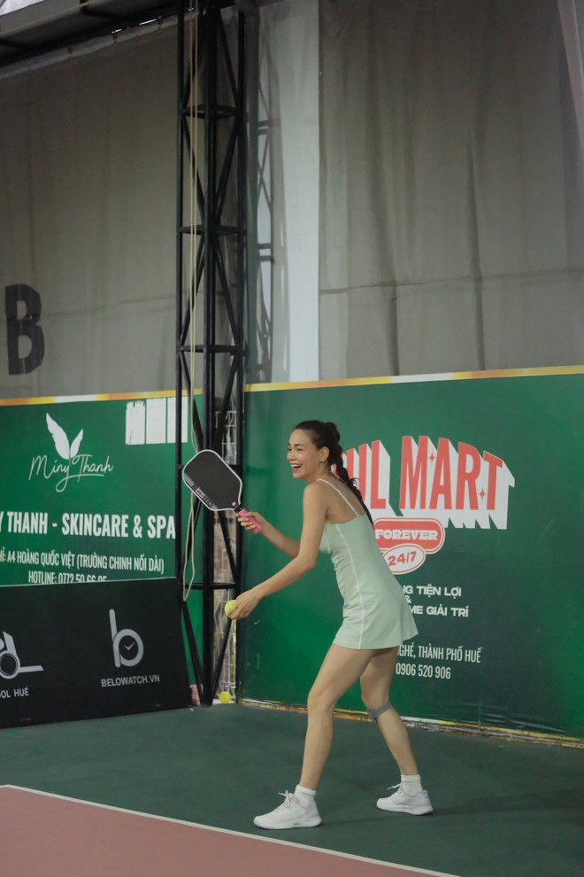 Hồ Ngọc Hà đọ sắc với Hương Giang trên sân pickleball, "nữ hoàng giải trí" bị chê mặc như đồ ngủ- Ảnh 4.
