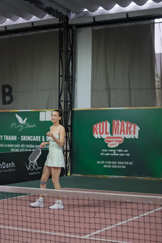 Hồ Ngọc Hà đọ sắc với Hương Giang trên sân pickleball, "nữ hoàng giải trí" bị chê mặc như đồ ngủ- Ảnh 3.