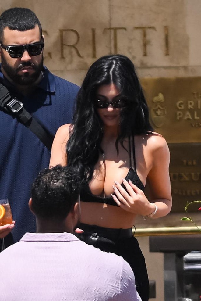 Gái đẹp nhà Kardashian - Jenner "đi cửa sau" đến đám cưới tỷ phú Jeff Bezos, hở bạo kịch liệt để tìm đại gia?- Ảnh 8.