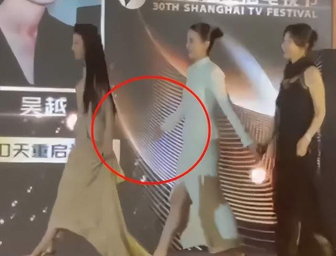 Lộ clip nghi Lưu Diệc Phi ra vẻ vênh váo, không để ai vào mắt ngay trên sân khấu- Ảnh 2.