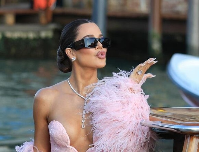 Gái đẹp nhà Kardashian - Jenner "đi cửa sau" đến đám cưới tỷ phú Jeff Bezos, hở bạo kịch liệt để tìm đại gia?- Ảnh 7.