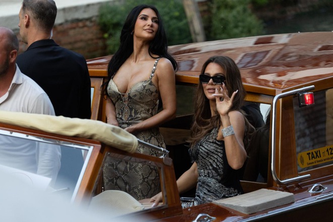 Gái đẹp nhà Kardashian - Jenner "đi cửa sau" đến đám cưới tỷ phú Jeff Bezos, hở bạo kịch liệt để tìm đại gia?- Ảnh 1.