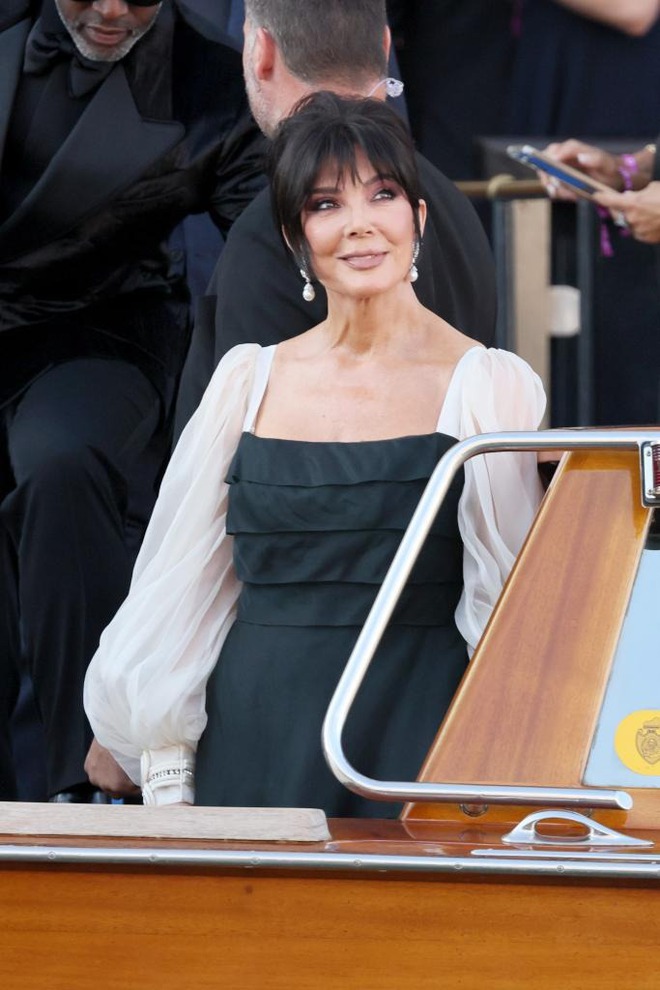 Gái đẹp nhà Kardashian - Jenner "đi cửa sau" đến đám cưới tỷ phú Jeff Bezos, hở bạo kịch liệt để tìm đại gia?- Ảnh 4.