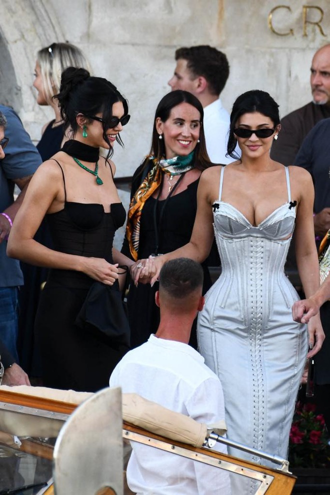 Gái đẹp nhà Kardashian - Jenner "đi cửa sau" đến đám cưới tỷ phú Jeff Bezos, hở bạo kịch liệt để tìm đại gia?- Ảnh 5.