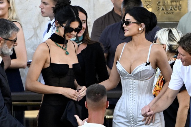 Gái đẹp nhà Kardashian - Jenner "đi cửa sau" đến đám cưới tỷ phú Jeff Bezos, hở bạo kịch liệt để tìm đại gia?- Ảnh 2.