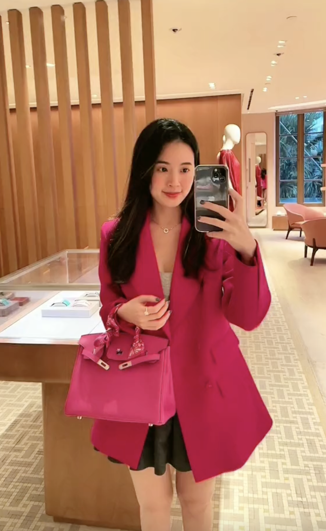 Trước khi được chồng tặng cùng lúc 2 chiếc Birkin tiền tỷ, Midu đã có sẵn bộ sưu tập Hermès khủng- Ảnh 6. Trước khi được chồng tặng cùng lúc 2 chiếc Birkin tiền tỷ, Midu đã có sẵn bộ sưu tập Hermès khủng- Ảnh 6.