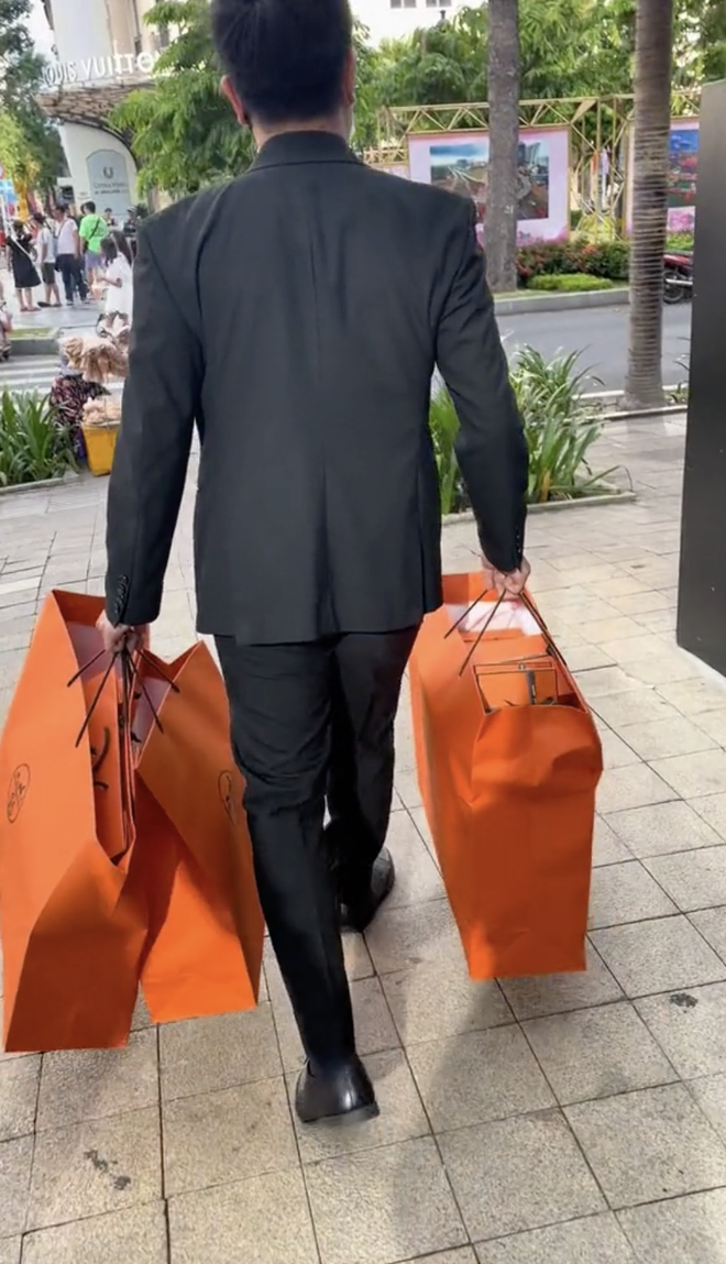 Trước khi được chồng tặng cùng lúc 2 chiếc Birkin tiền tỷ, Midu đã có sẵn bộ sưu tập Hermès khủng- Ảnh 5. Trước khi được chồng tặng cùng lúc 2 chiếc Birkin tiền tỷ, Midu đã có sẵn bộ sưu tập Hermès khủng- Ảnh 5.