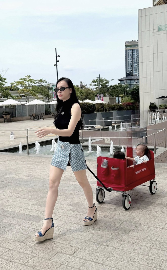 Mẹ bỉm "slay" nhất mùa hè gọi tên Phương Oanh: Dắt 2 con sinh đôi đi dạo phố mà sang chảnh hết sức - Ảnh 1.