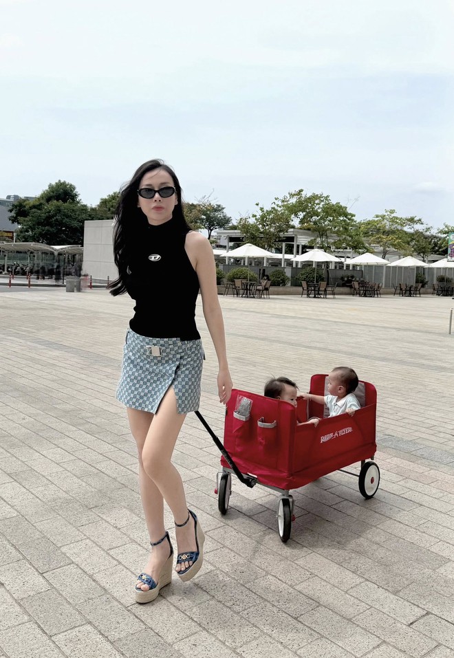 Mẹ bỉm "slay" nhất mùa hè gọi tên Phương Oanh: Dắt 2 con sinh đôi đi dạo phố mà sang chảnh hết sức - Ảnh 2.