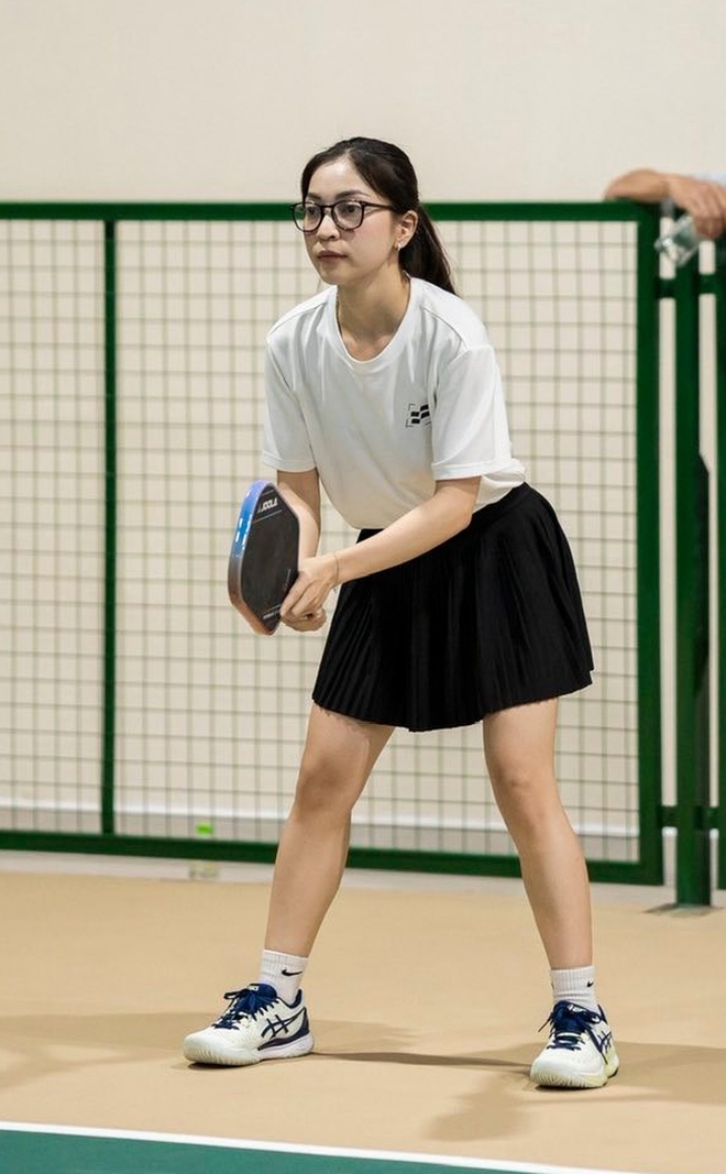 "Mối tình năm 17 tuổi" hot nhất làng bóng đá khoe visual sáng bừng sân pickleball, diện bikini nóng bỏng còn gây sốt hơn!- Ảnh 3.