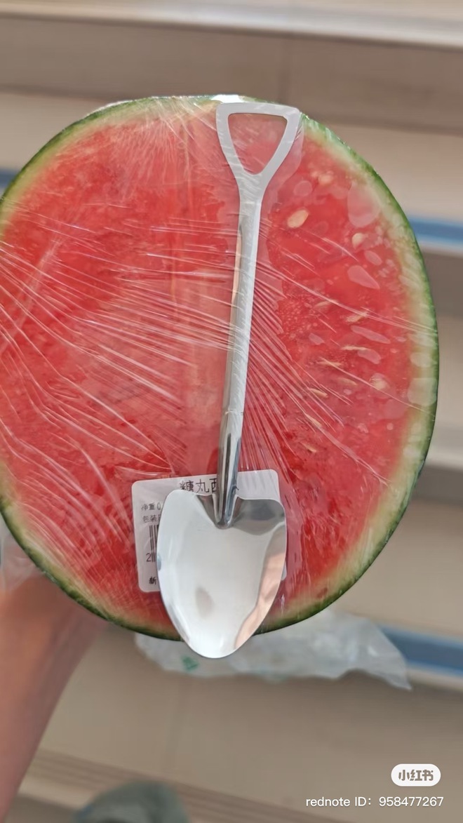 Siêu thị tặng 1 thứ không ngờ khi mua dưa hấu nhưng dân mạng lại chỉ ra chi tiết "không ổn"- Ảnh 3.