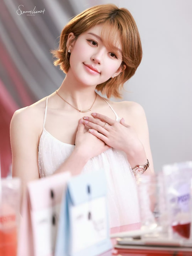 Triệu Lộ Tư tươi tỉnh đến khó tin sau lời đồn phong sát: Lâu lắm mới thấy mắt Tiểu Hoa long lanh thế này- Ảnh 6. Triệu Lộ Tư tươi tỉnh đến khó tin sau lời đồn phong sát: Lâu lắm mới thấy mắt Tiểu Hoa long lanh thế này- Ảnh 6.