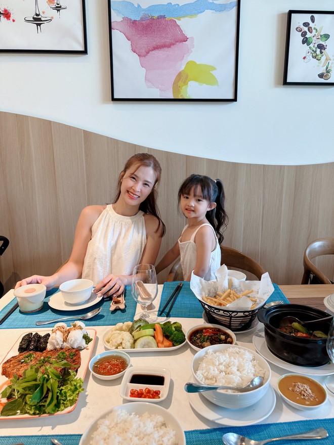 Sự thật phía sau bức ảnh 4 người nhà Đông Nhi - Ông Cao Thắng- Ảnh 2. Sự thật phía sau bức ảnh 4 người nhà Đông Nhi - Ông Cao Thắng- Ảnh 2.