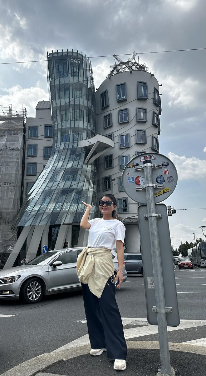 Một mình đi 100 nước, cô gái bị cướp giật, ngộ độc nặng cũng không nản, khẳng định điều này khi nhắc tới Việt Nam- Ảnh 1.