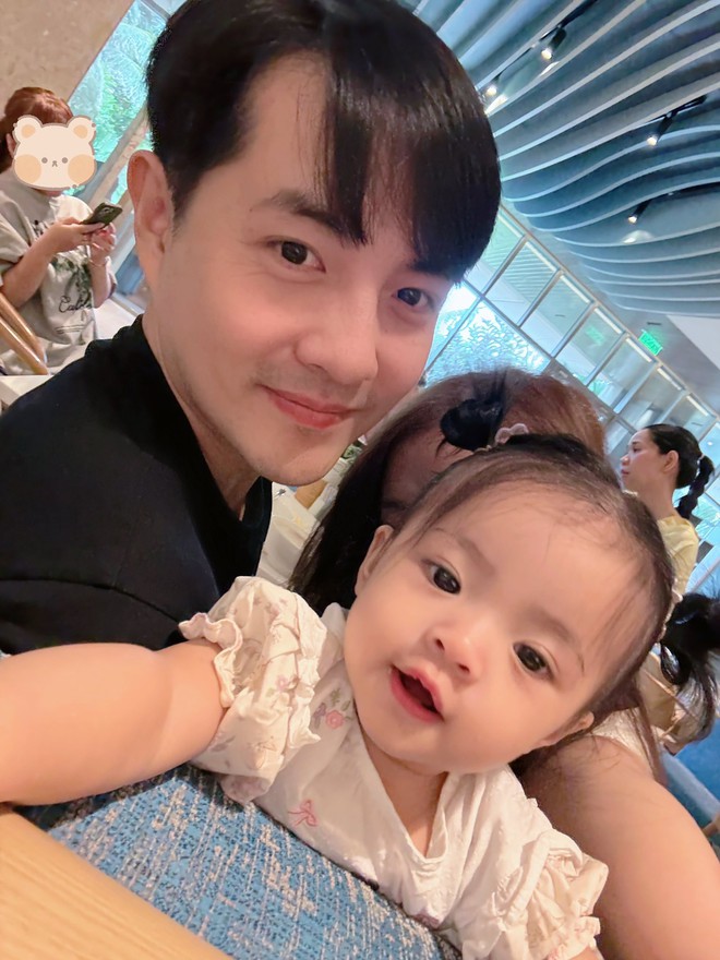 Sự thật phía sau bức ảnh 4 người nhà Đông Nhi - Ông Cao Thắng- Ảnh 4. Sự thật phía sau bức ảnh 4 người nhà Đông Nhi - Ông Cao Thắng- Ảnh 4.