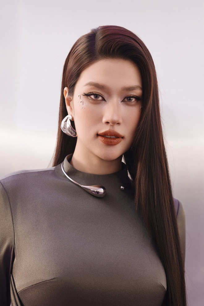 Mỹ nhân vừa khiến phố đi bộ xôn xao: Visual bỗng như AI, vượt mặt Tiểu Vy lẫn Thanh Thuỷ- Ảnh 4.