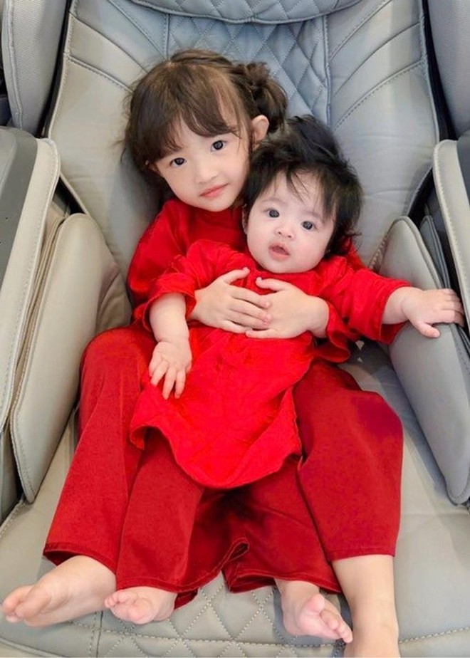 Hội bỉm sữa rần rần vì biểu cảm "khó đỡ" của hai nhóc tỳ nhà Đông Nhi - Ông Cao Thắng- Ảnh 2.