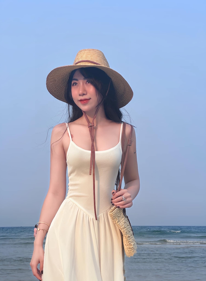 Không phải Hòa Minzy, cô gái lái Mercedes này mới bị đồn là người yêu Văn Toàn- Ảnh 4.
