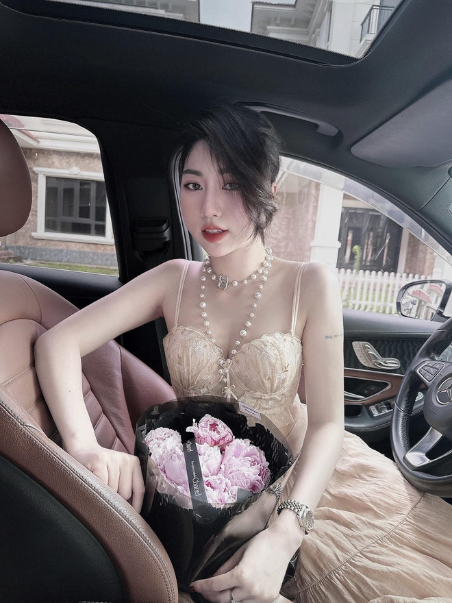 Không phải Hòa Minzy, cô gái lái Mercedes này mới bị đồn là người yêu Văn Toàn- Ảnh 2.