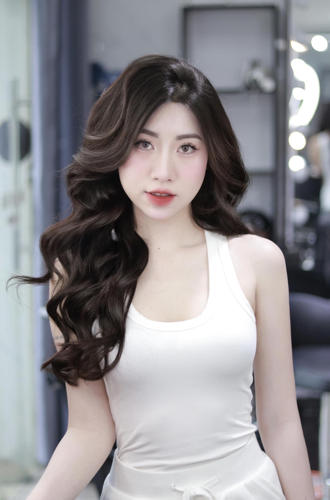 Không phải Hòa Minzy, cô gái lái Mercedes này mới bị đồn là người yêu Văn Toàn- Ảnh 3.