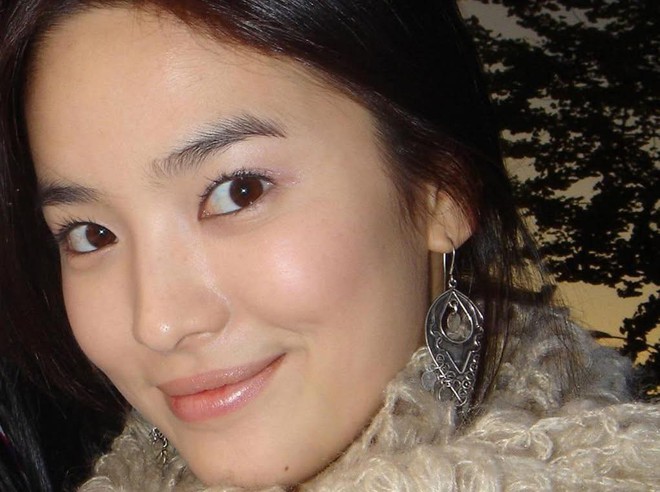 Nhan sắc không camera thường nào “đánh bại” nổi: Song Hye Kyo tuổi đôi mươi đẹp mộc đến nao lòng- Ảnh 1.