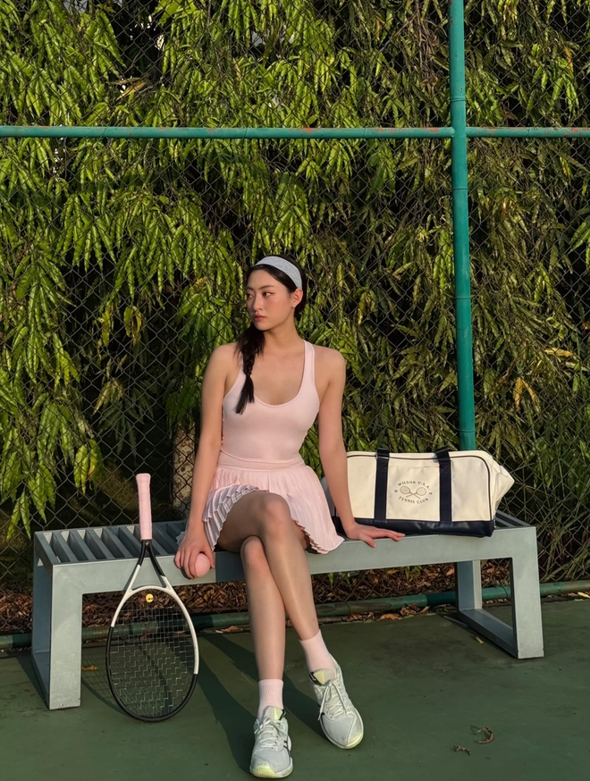 Lương Thùy Linh khoe visual trắng phát sáng trên sân tennis, vụt bóng mạnh “bỏng tay” không phải dạng vừa- Ảnh 3.