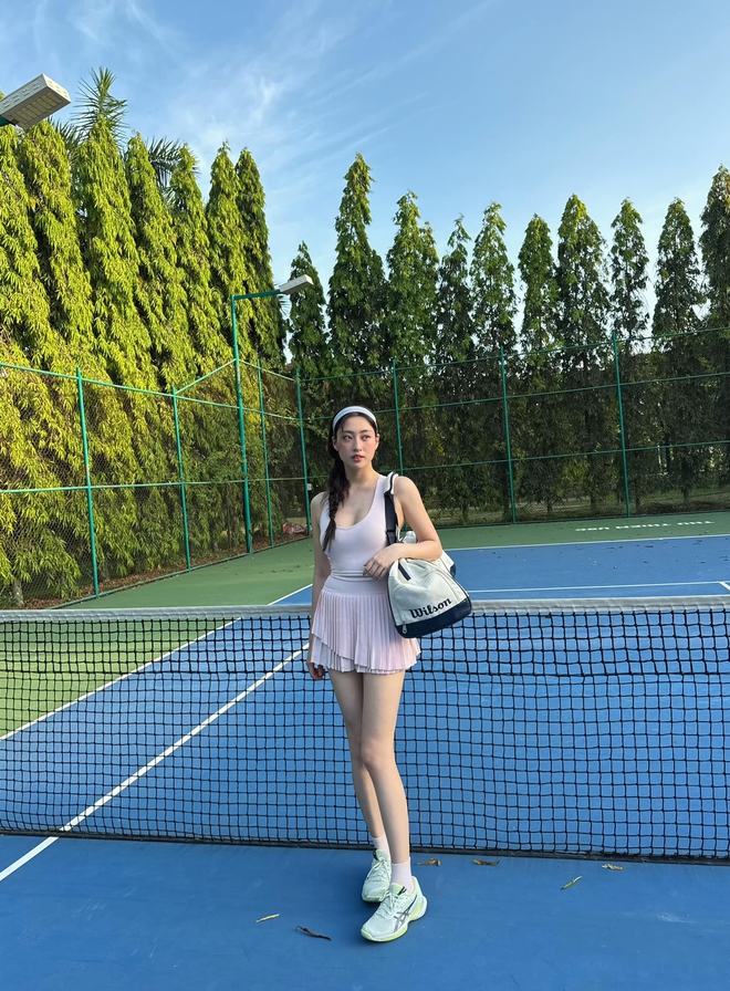 Lương Thùy Linh khoe visual trắng phát sáng trên sân tennis, vụt bóng mạnh “bỏng tay” không phải dạng vừa- Ảnh 1.