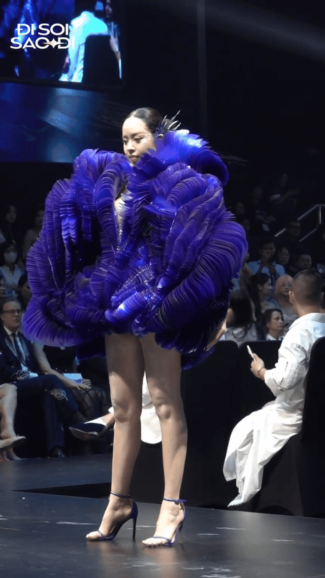 Thanh Thủy bùng nổ visual khi làm first face nhưng trình catwalk vẫn bị “soi nhẹ”- Ảnh 1.