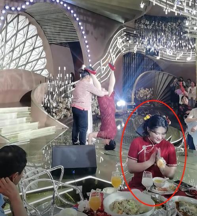Tiết mục văn nghệ góp vui của mẹ chồng trong đám cưới khiến con dâu ngượng chín mặt- Ảnh 6.