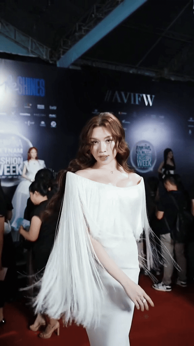 Hình ảnh bất thường của Thanh Thanh Huyền trên thảm đỏ show thời trang- Ảnh 2.