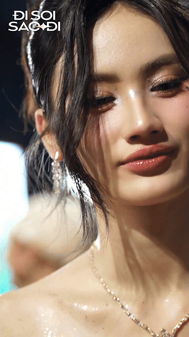 HOT: Camera siêu zoom “bóc” nhan sắc dàn mỹ nhân ở fashion week, Tiểu Vy - Nhã Phương phải dè chừng mỹ nhân U60- Ảnh 8.